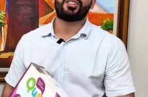 Prefeito Emanoel “embalando” o kit dos livros (Foto: Reprodução)