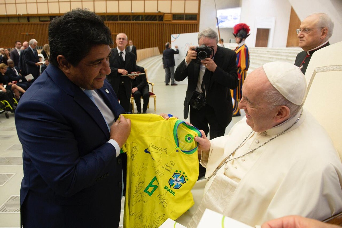 Presidente da CBF, Ednaldo Rodrigues, em encontro com o Papa Francisco.