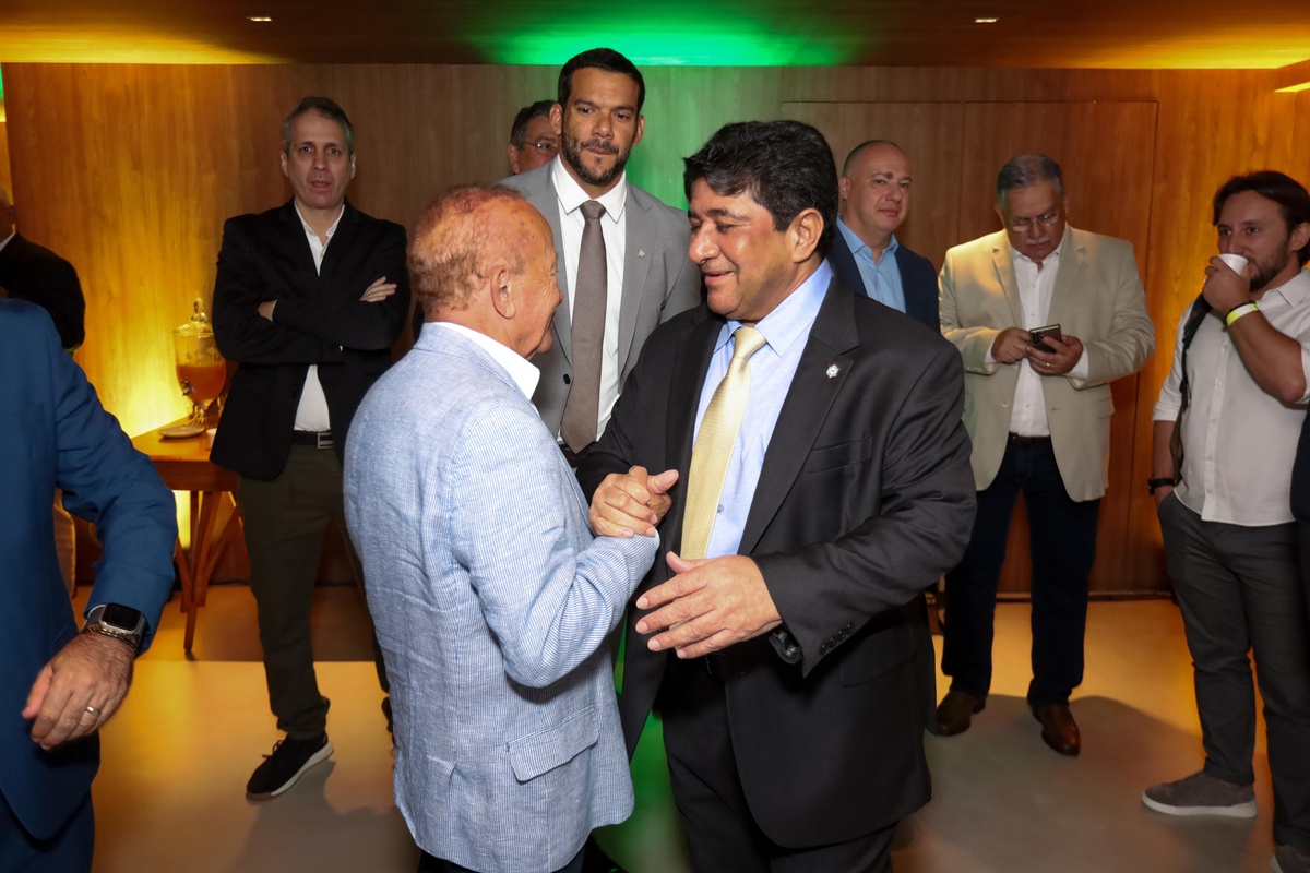 Presidente da Federação de Futebol do Acre, Antonio Aquino Lopes, cumprimenta o presidente da CBF, Ednaldo Rodrigues.