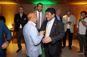 Presidente da Federação de Futebol do Acre, Antonio Aquino Lopes, cumprimenta o presidente da CBF, Ednaldo Rodrigues. (Foto: Reprodução | CBF)