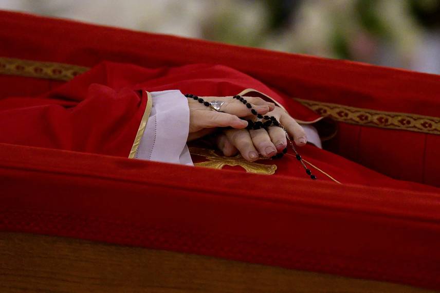 Primeiras imagens do Papa Francisco em caixão aberto Primeiras imagens do Papa Francisco em caixão aberto