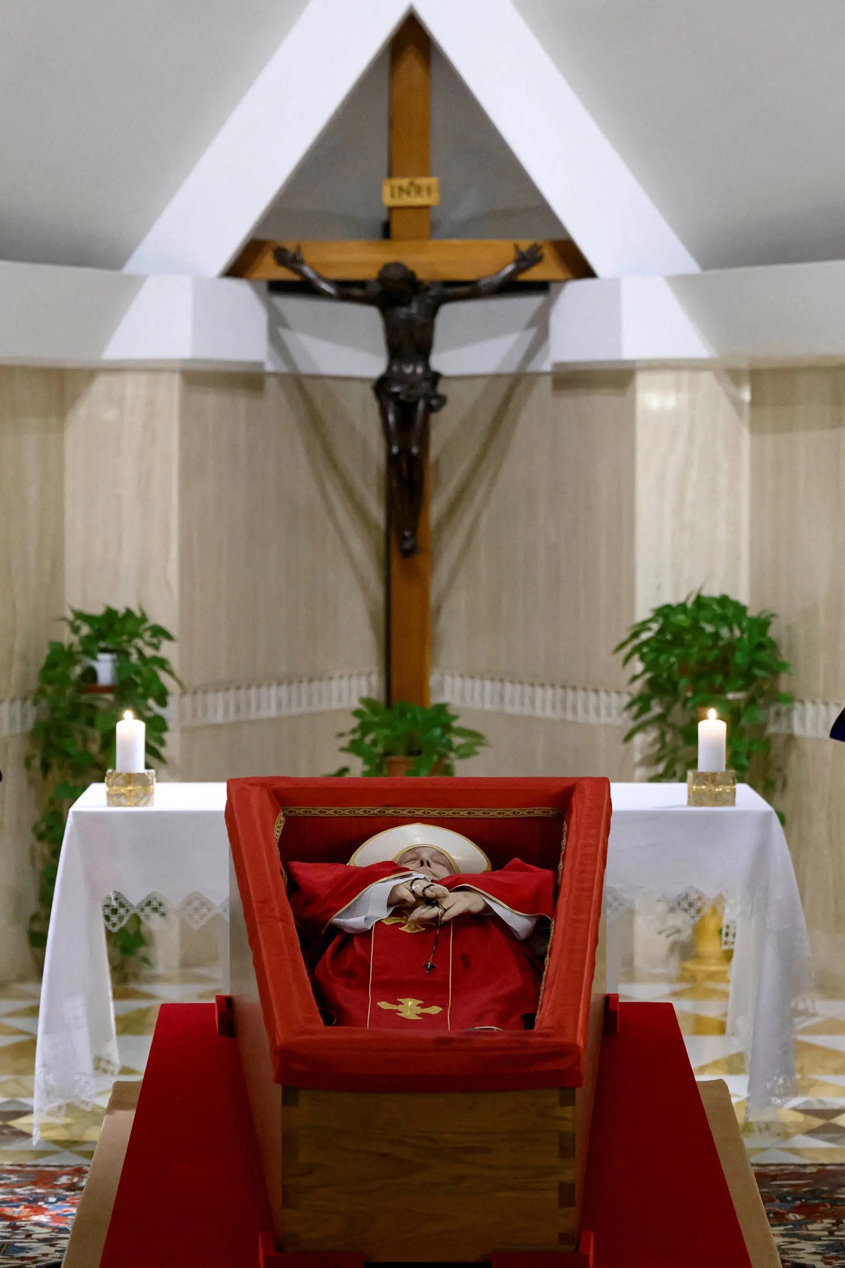 Primeiras imagens do Papa Francisco em caixão aberto