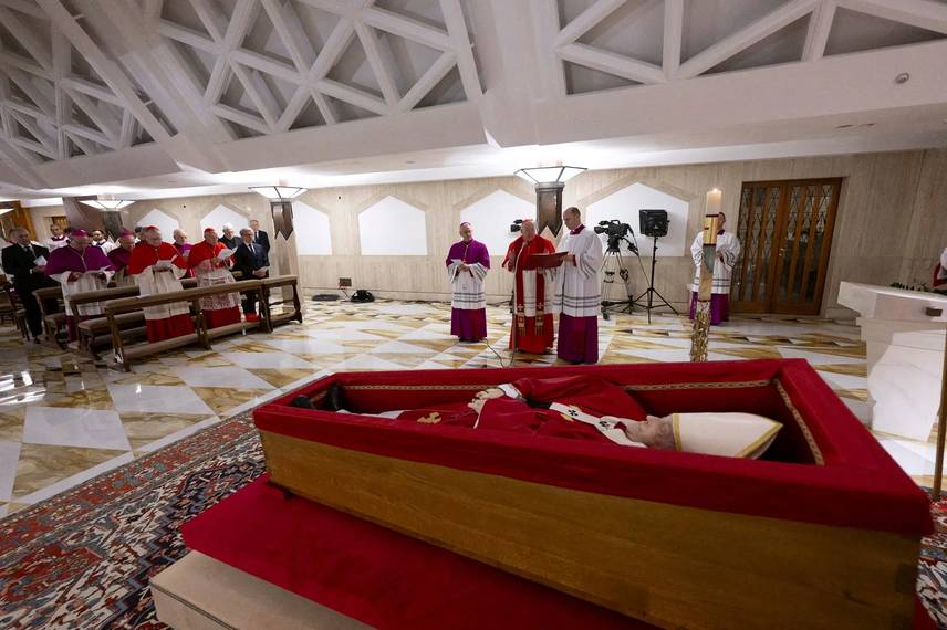 Primeiras imagens do Papa Francisco em caixão aberto Primeiras imagens do Papa Francisco em caixão aberto