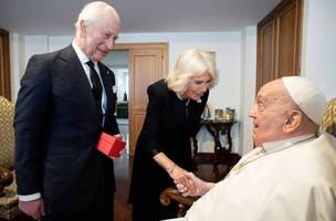 Rei Charles III e rainha consorte Camilla encontraram o Papa na tarde desta quarta-feira (9), na Itália (Foto: Reprodução/Royal Family)