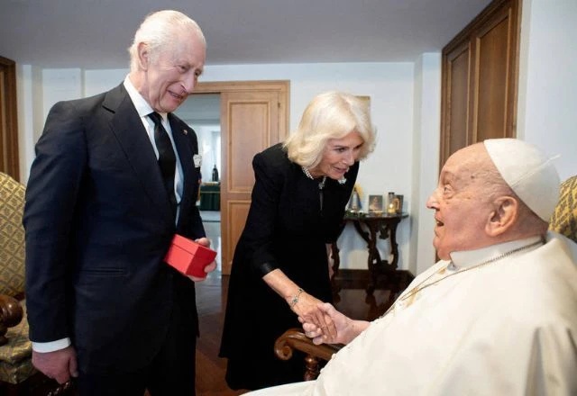 Rei Charles III e rainha consorte Camilla encontraram o Papa na tarde desta quarta-feira (9), na Itália