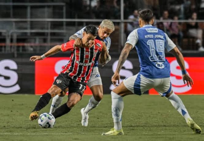 São Paulo e Cruzeiro durante confronto neste domingo (13)