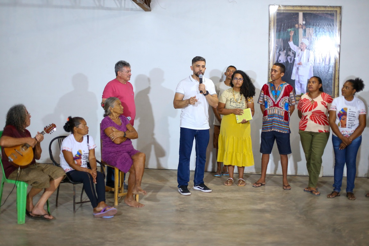 Secretário Rodrigo Amorim e os moradores do Quilombo.