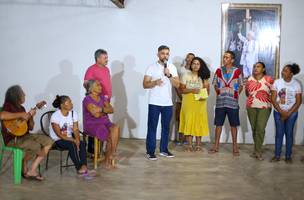 Secretário Rodrigo Amorim e os moradores do Quilombo. (Foto: Reprodução | Secult)