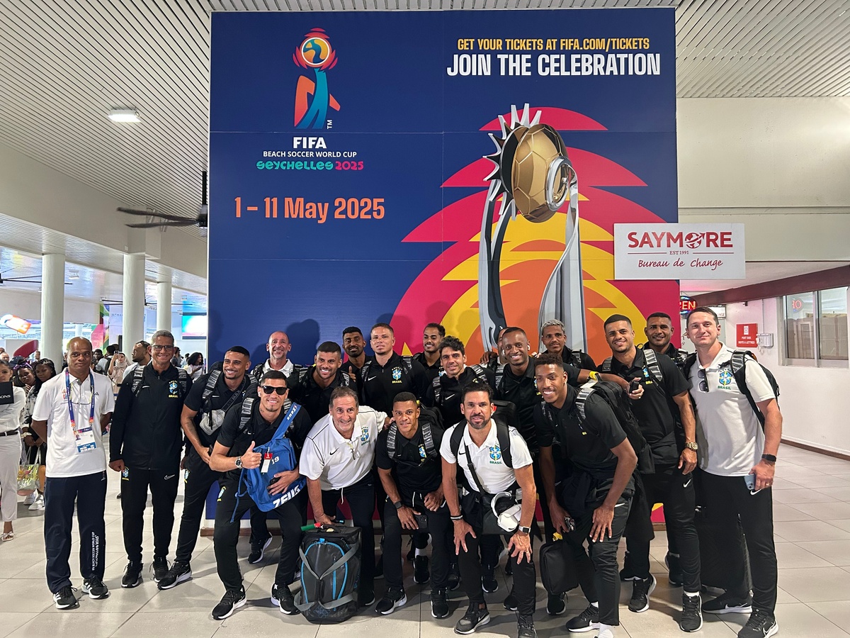 Seleção desembarcou em Seicheles para a Copa do Mundo de Beach Soccer.