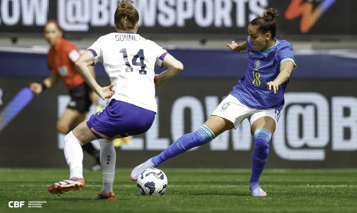 Seleção feminina em campo contra os EUA