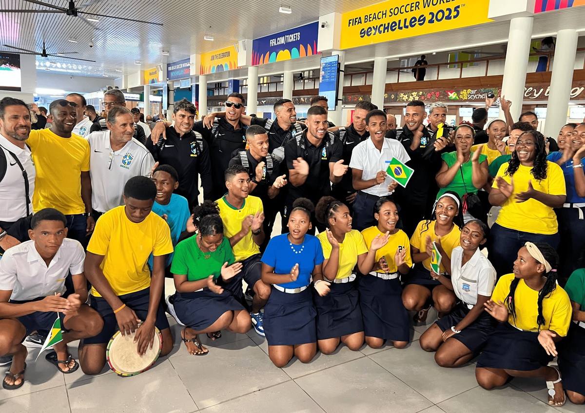 Seleção foi festejada no desembarque em Seicheles para a Copa do Mundo de Beach Soccer.
