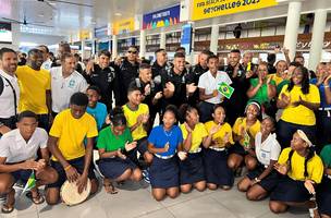 Seleção foi festejada no desembarque em Seicheles para a Copa do Mundo de Beach Soccer. (Foto: Divulgação | CBF)