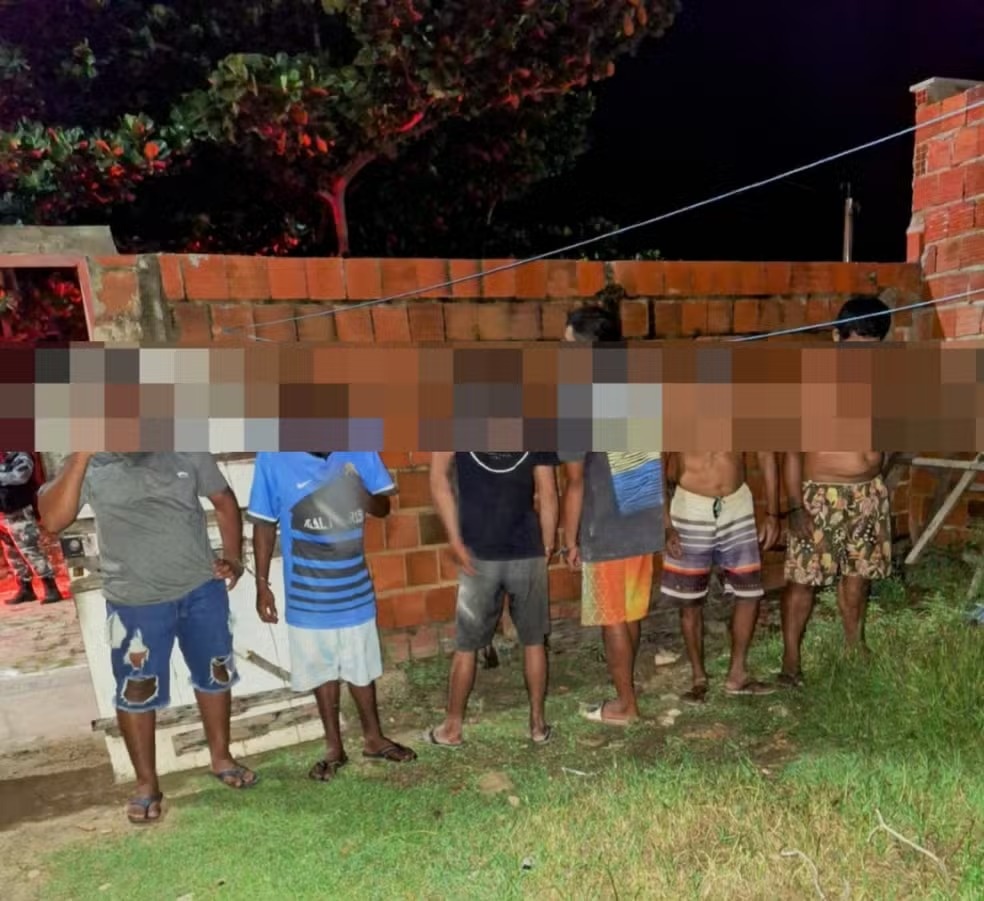 Suspeitos foram presos em flagrante na residência de um dos alvos. Os animais foram resgatados gravemente feridos