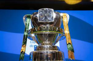 Taça da Copa do Brasil. (Foto: Reprodução/Lucas Figueiredo/CBF/Direitos Reservados)