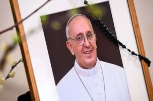 Uma foto do Papa Francisco é exibida na Catedral de Frankfurt, perto da Praça Roemer, no centro de Frankfurt, em 21 de abril de 2025. (Foto: Reprodução/Kirill KUDRYAVTSEV / AFP)