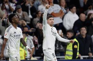 Valverde celebra gol marcado no Santiago Bernabéu (Foto: Oscar del Pozo / AFP)