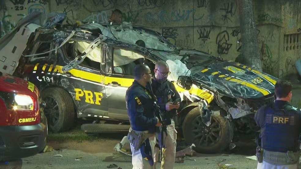 Veículo da PRF ficou destruído com o impacto