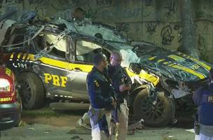 Veículo da PRF ficou destruído com o impacto (Foto: Reprodução)
