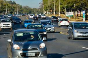 Veículos devem manter faróis baixos acesos durante o dia ao trafegar por rodovias de pista simples (Foto: José Cruz/Agência Brasil)