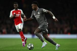Vini Jr em jogo do Real Madrid contra o Arsenal, pela Champions League. (Foto: Adrian Dennis/AFP)