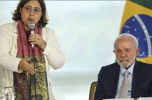 A ministra das Mulheres, Cida Gonçalves, e o presidente Luiz Inácio Lula da Silva durante cerimônia de sanção de projetos de lei (Foto: Marcelo Camargo/Agência Brasil)