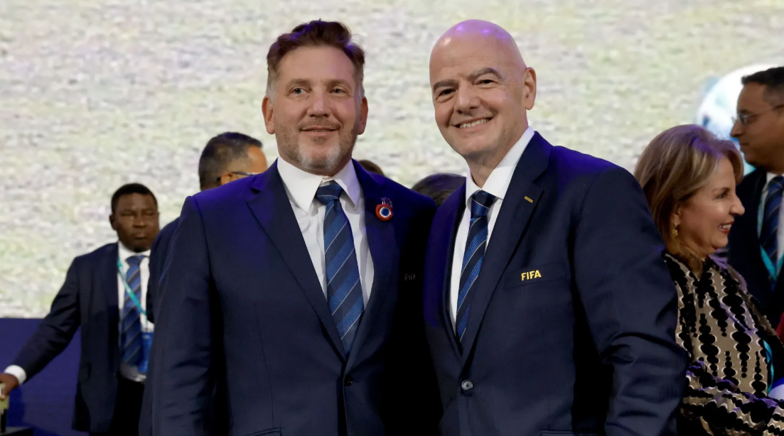 Alejandro Domínguez e Gianni Infantino em congresso da Fifa no Paraguai.