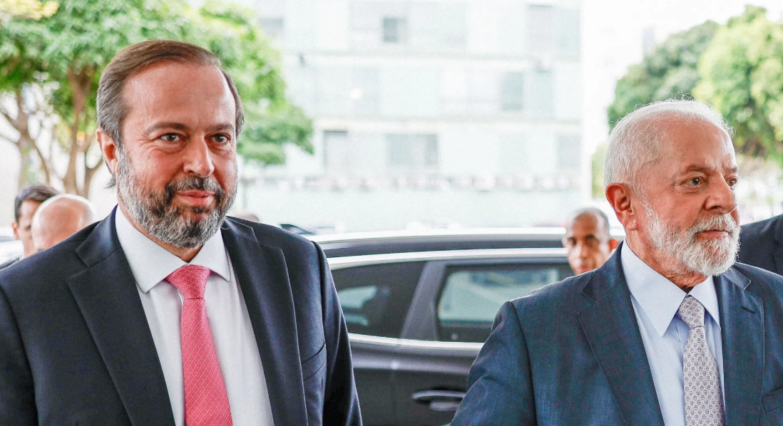 Alexandre Silveira à esquerda e presidente Lula à direita.