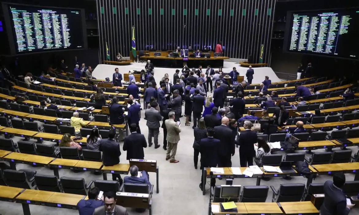 Aprova Projeto que aumenta número de deputados para 531