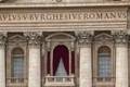 Vaticano instala cortinas vermelhas na Basílica para receber novo Papa