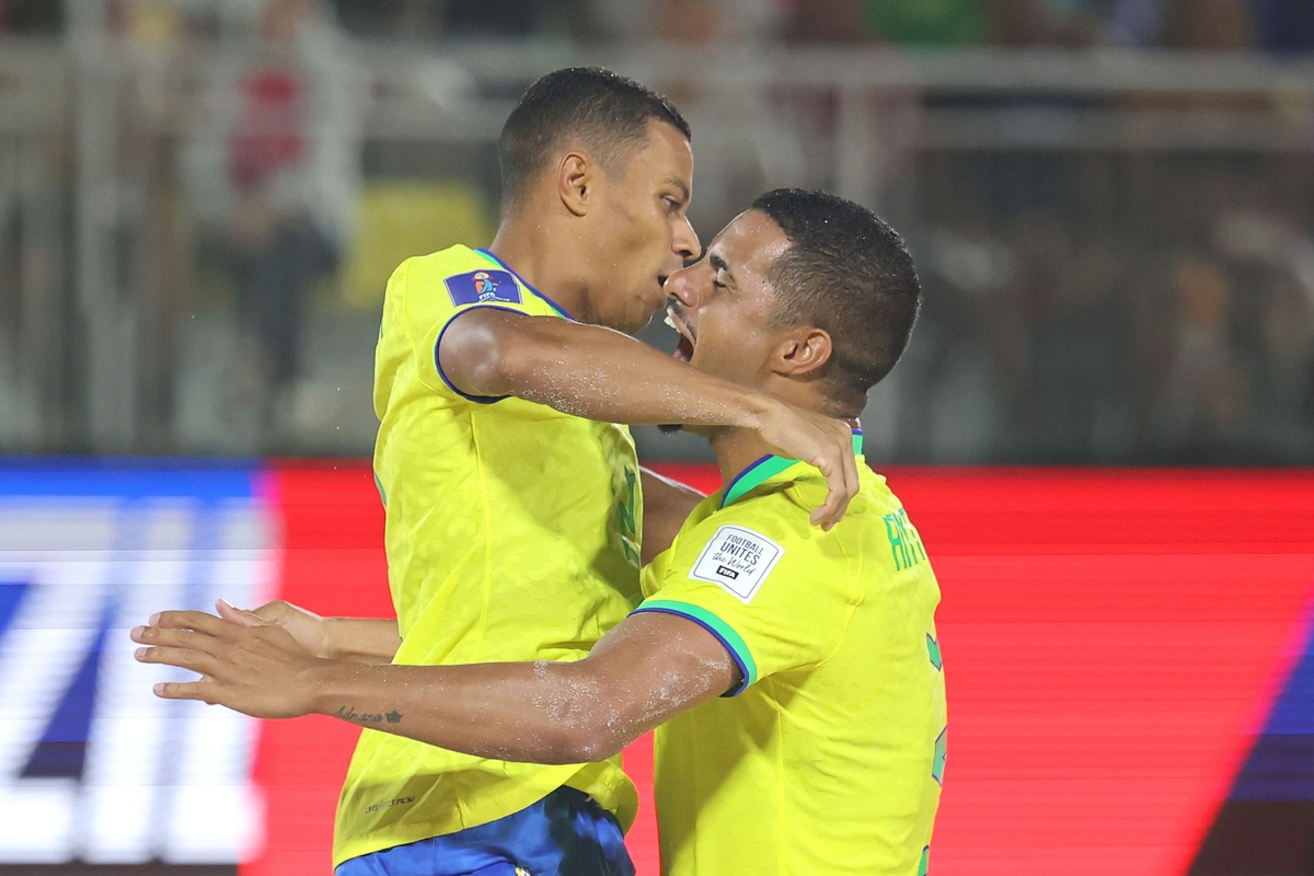 Benjamin Jr. e Antonio comemoram gol sobre a Espanha, pelas quartas de final da Copa do Mundo.