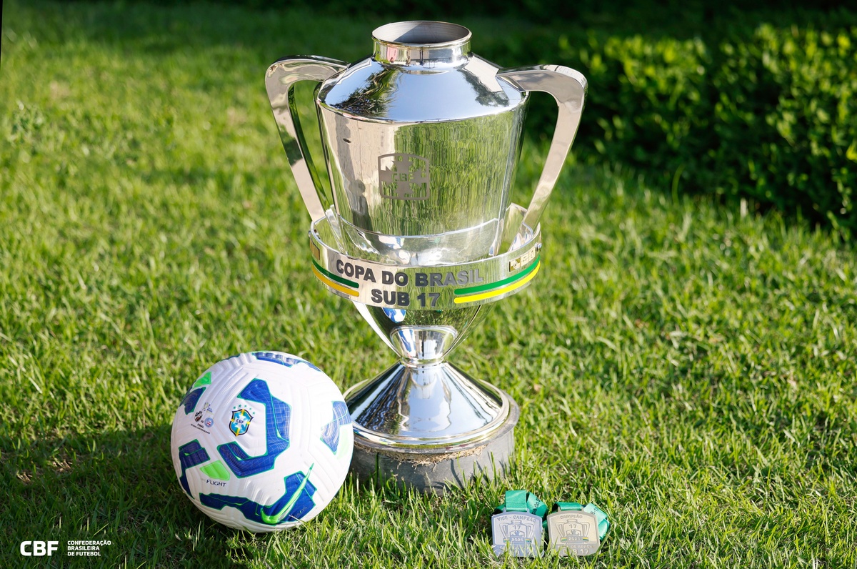 Bola oficial, Taça e medalhas da final da Copa do Brasil Sub-17.