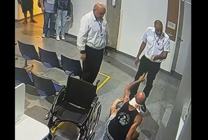 Câmera flagra paciente cadeirante sendo agredido por seguranças de hospital em São Paulo