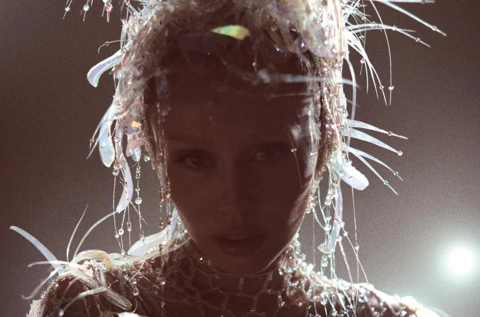 Capa do mais novo álbum de Miley Cyrus, o "Something Beatiful"