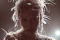 Miley Cyrus lança "Something Beatiful", seu nono álbum de estúdio