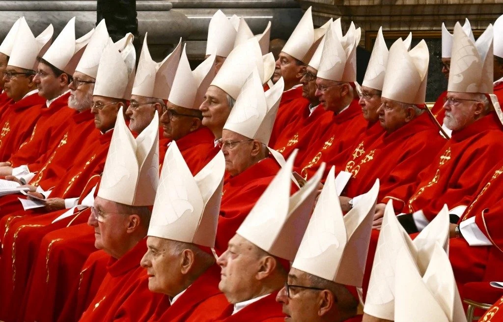 Cardeais que escolherão o próximo papa reunidos no Vaticano