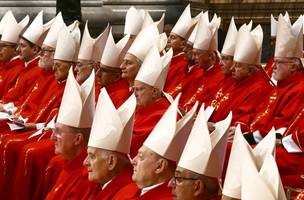 Cardeais que escolherão o próximo papa reunidos no Vaticano (Foto: AFP)