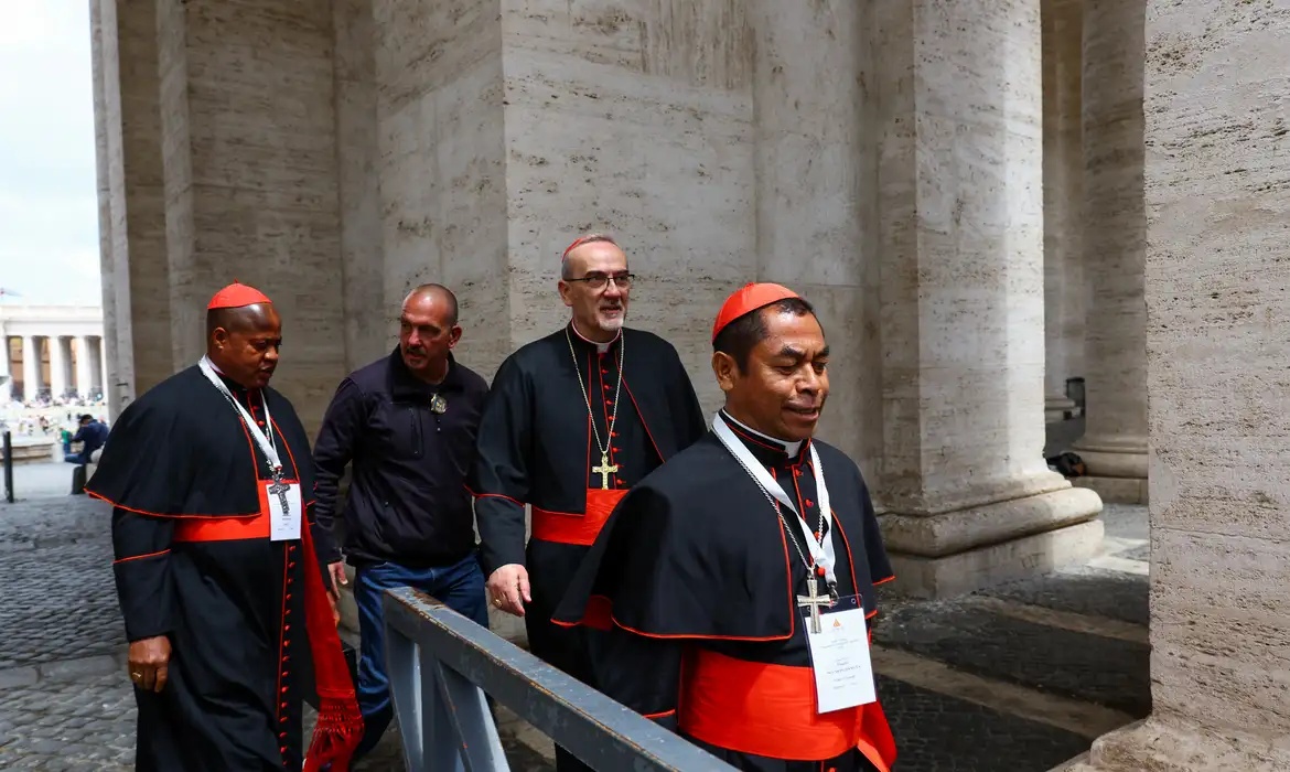 Cardeais que votam no conclave estão em Roma
