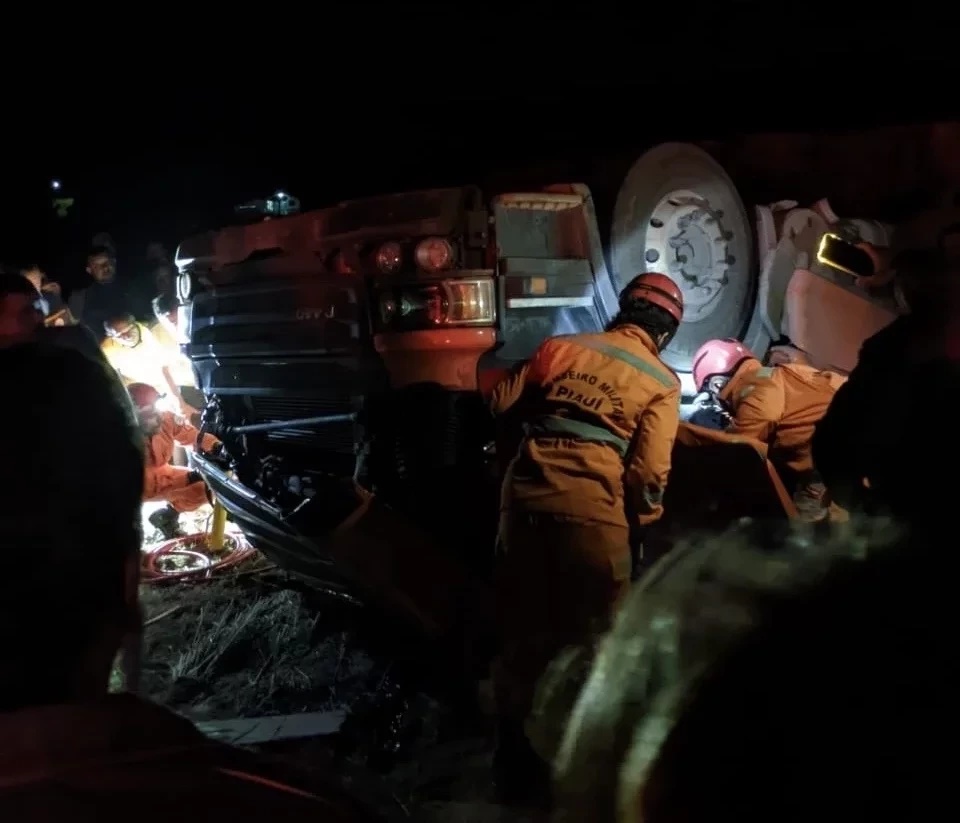 Carreta tomba e motorista precisou ser resgatado pelo Corpo de Bombeiros