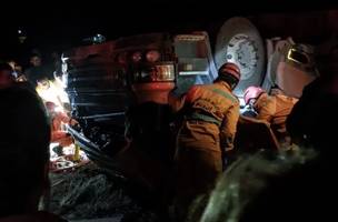 Carreta tomba e motorista precisou ser resgatado pelo Corpo de Bombeiros (Foto: Reprodução)