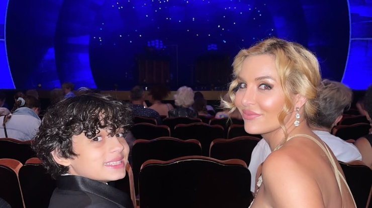 Clare McCann com seu filho Atreyu McCann.
