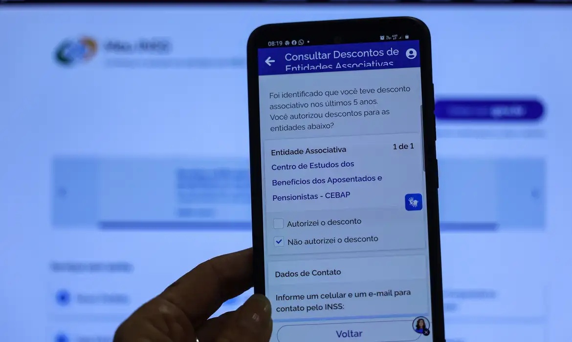 Começa a restituir aposentados