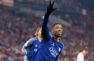 Dembélé em partida contra o Stuttgart (Foto: Sathire Kelpa/Eurasia Sport Images/Getty Images)