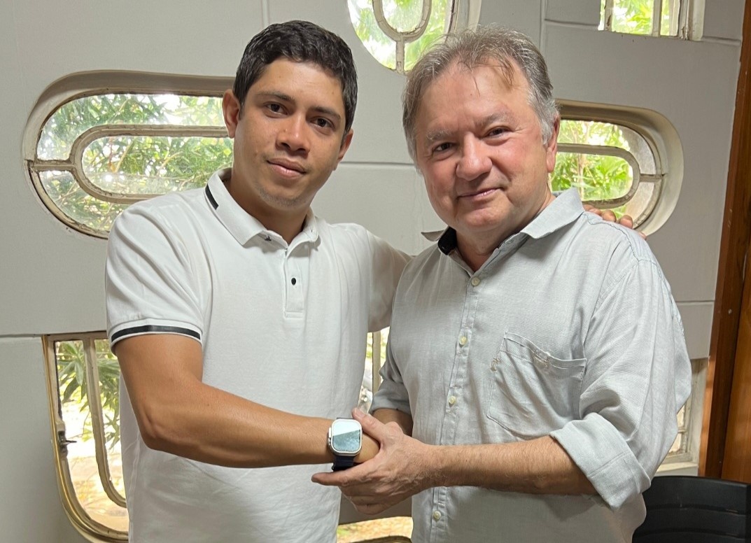 Deputado Merlong Solano (PT) e o presidente da Associação de Entregadores de Teresina, Pedro Victor Higino