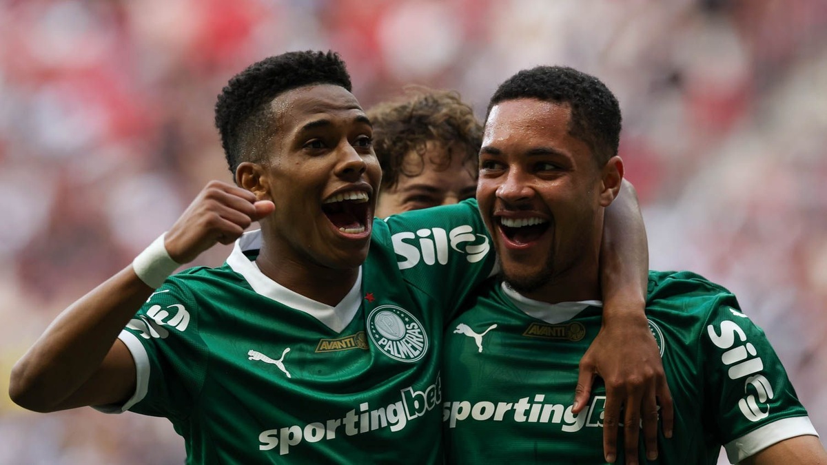 Estêvão e Vitor Roque comemoram gol do Palmeiras sobre o Vasco.