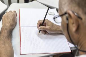 Estudante participa de curso para jovens e adultos (Foto: Leonardo Wen/Divulgação)