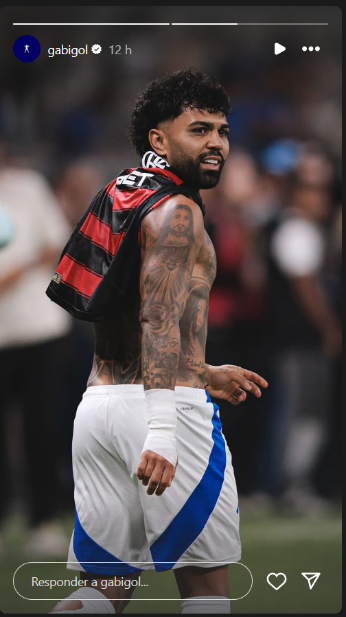 Gabigol publica story com camisa do Flamengo.