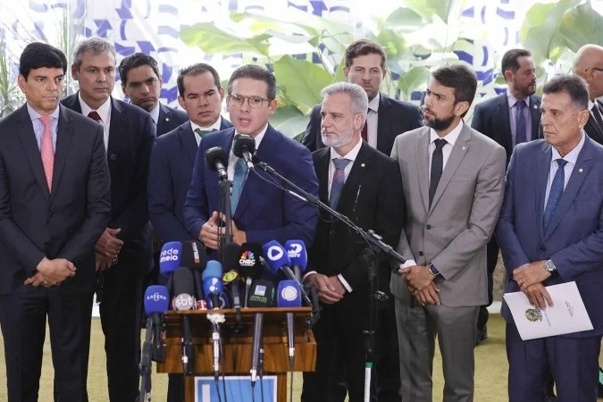 Hugo Motta alerta governo sobre a necessidade de evitar recursos ao STF.