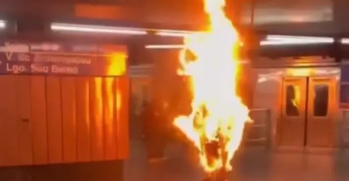 Idoso se ateou fogo e caminha “normalmente” em estação de metrô em São Paulo