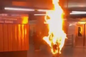 Idoso se ateou fogo e caminha “normalmente” em estação de metrô em São Paulo (Foto: Reprodução/X)