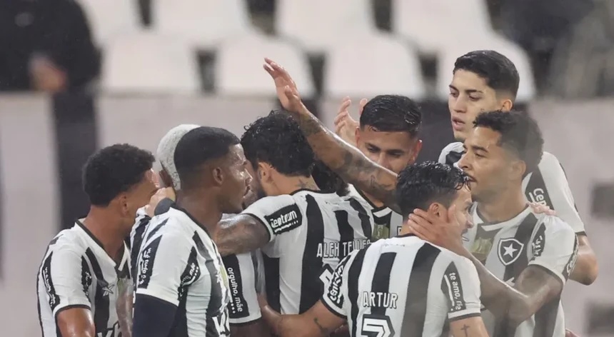 Jogadores comemoram vitória sobre o Internacional